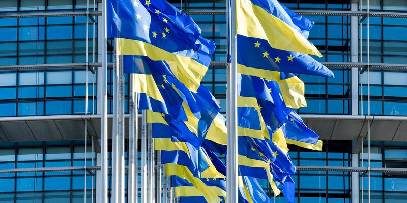 Die Ukraine und ihr kleiner Nachbarstaat Moldau sind in kürzester Zeit zu EU-Beitrittskandidaten geworden. - Foto: Pascal Bastien/AP/dpa