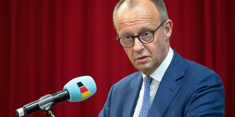 «Franziskus wird in Erinnerung bleiben für seinen unermüdlichen Einsatz für die Schwächsten der Gesellschaft, für Gerechtigkeit und Versöhnung», schrieb Merz.  - Foto: Boris Roessler/dpa