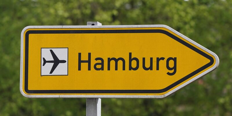 Am Airport Hamburg kann es wegen eines Kerosin-Lieferengpasses zu Verspätungen und Flugausfällen kommen. (Archivbild) - Foto: Marcus Brandt/dpa