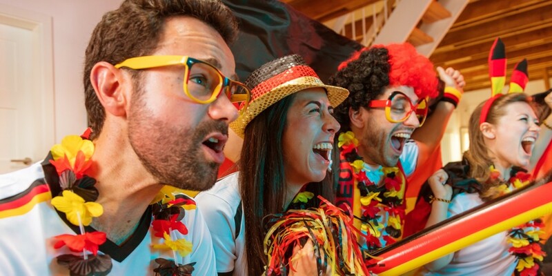 Fußball hat hierzulande einen besonderen Stellenwert, da er den Menschen zusätzliche Anlässe bietet, sich zu treffen und ihre Kultur nach außen zu tragen. - Foto: karepa – stock.adobe.com