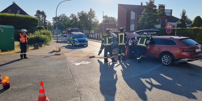 FW-WRN: TH_1 - LZ1 - Verkehrsunfall mit zwei PKW // eine verletzte Person // auslaufende Betriebsmittel - Foto: presseportal.de