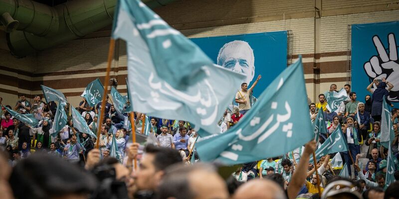Ein Wahlkampfplakat des amtierenden Parlamentspräsidenten, Mohammed Bagher Ghalibaf, hängt an einem Platz in Teheran. - Foto: Arne Immanuel Bänsch/dpa