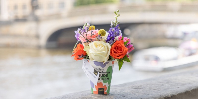 Spontanes Blumenglück am Wegesrand / Am Lonely Bouquet Day wird Freundlichkeit verschenkt - Foto: presseportal.de