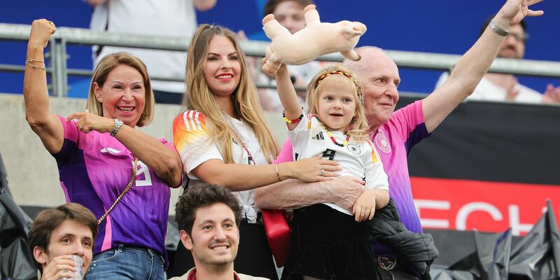 Auch die Familie von Niclas Füllkrug wird am Dienstag im Teamquartier erwartet. - Foto: Christian Charisius/dpa