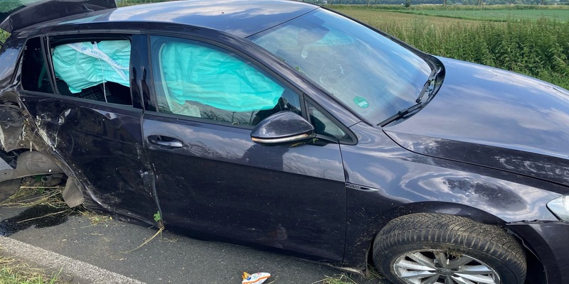 POL-KLE: Issum - VW Golf bei Verkehrsunfall schwer beschädigt / Die Polizei sucht Zeugen - Foto: presseportal.de