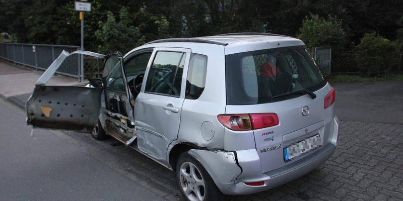 POL-SI: Lkw verschiebt geparkten Pkw bei Zusammenstoß fast 15 Meter und flüchtet - #pol-siwi - Foto: presseportal.de