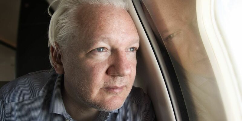 Assange ist mit einem gecharterten Flugzeug aus Großbritannien ausgereist. - Foto: @wikileaks/PA Wire/dpa