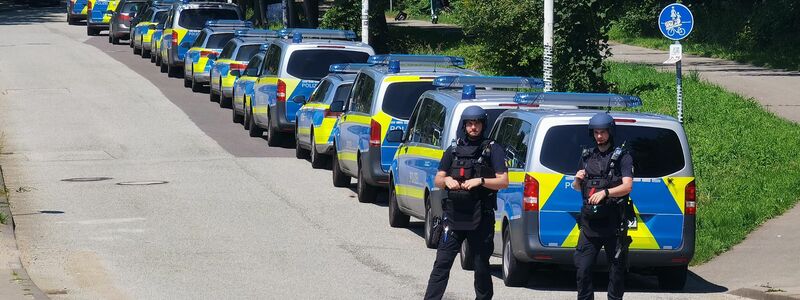 Polizisten sind im Einsatz bei einer Bedrohungslage an einem Schulzentrum in Lübeck. - Foto: Volker Gerstmann/dpa