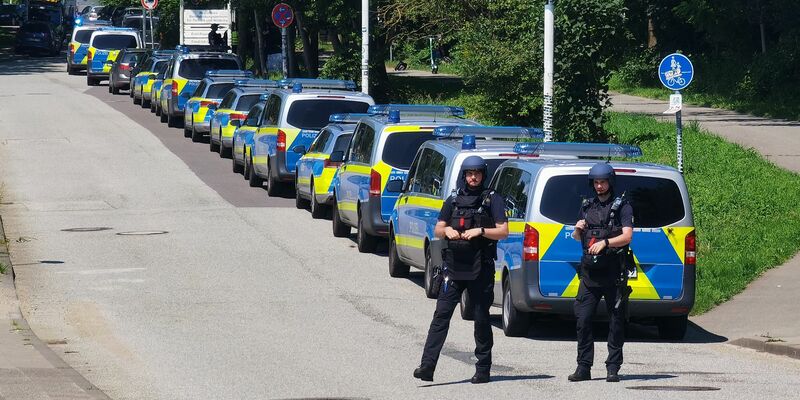 Polizisten sind im Einsatz bei einer Bedrohungslage an einem Schulzentrum in Lübeck. - Foto: Volker Gerstmann/dpa