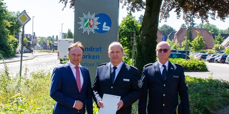 POL-BOR: Kreis Borken - Direktionsleiter Verkehr Frank Schulz in den Ruhestand verabschiedet - Foto: presseportal.de