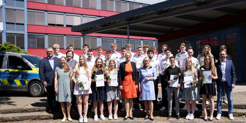 POL-RE: Kreis Recklinghausen/Bottrop: Der erste Jahrgang der Fachoberschule Polizei bekommt die Abschlusszeugnisse - Foto: presseportal.de