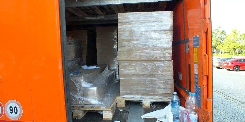 Bundespolizeidirektion München: Migrantengruppe an A8 abgesetzt und zurückgelassen / Zwei Erwachsene und drei Kinder auf Ladefläche von Serbien nach Deutschland geschleust - Foto: presseportal.de