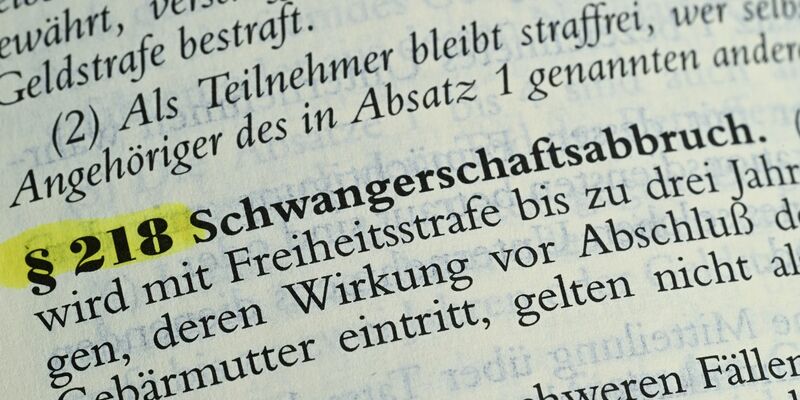 Schwangerschaftsabbrüche sind bisher laut Paragraf 218 des Strafgesetzbuchs rechtswidrig. - Foto: Bernd Weißbrod/dpa