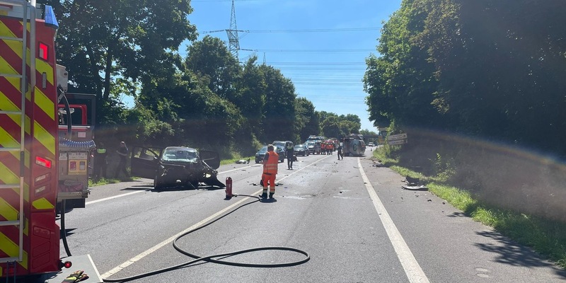 FW Bergheim: Schwerer Verkehrsunfall auf der B477 Höhe Bergheim-Paffendorf - Ein Toter - Foto: presseportal.de
