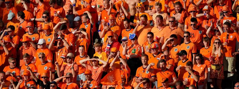 Erneut unterstützten viele mitgereiste niederländische Fans ihr Nationalteam. - Foto: Soeren Stache/dpa