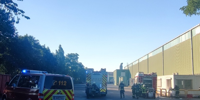 FW Dinslaken: Industriebrand am Abend - Foto: presseportal.de