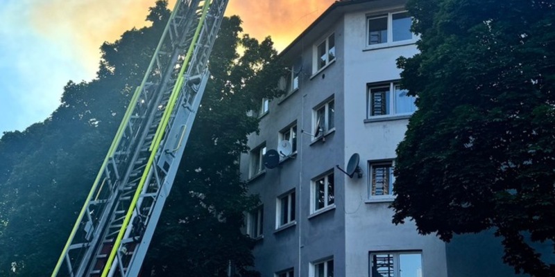 FW-DO: Feuer in der Dortmunder Nordstadt / Ein Dachstuhlbrand löste einen größeren Feuerwehreinsatz aus - Foto: presseportal.de