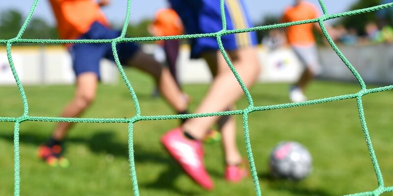 Die WHO empfiehlt 150 Minuten Ausdaueraktivität pro Woche bei moderater Intensität. Alternativ wird zu 75 Minuten Aktivität mit hoher Intensität geraten: Fußball spielen etwa. - Foto: Uwe Anspach/dpa