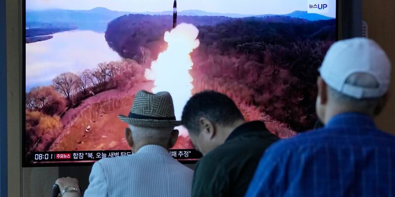 Starts und selbst Tests ballistischer Raketen sind Nordkorea durch UN-Beschlüsse verboten. Die Führung in Pjöngjang setzt sich aber immer wieder über diese Verbote hinweg. - Foto: Ahn Young-joon/AP