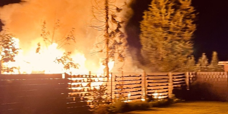 FW Rheurdt: Feuerwehr löscht brennendes Holzhaus - Foto: presseportal.de