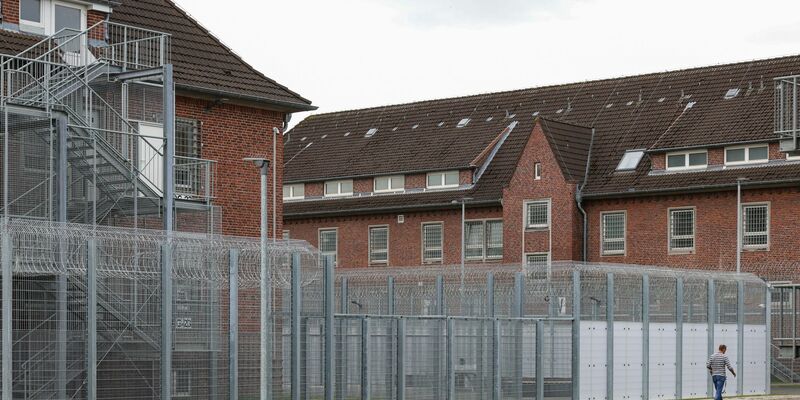 Blick auf die Abschiebehaftanstalt im schleswig-holsteinischen Glückstadt: Eine Reform soll Ausweisungen schon nach Billigung einer einzelnen terroristischen Straftat ermöglichen. - Foto: Ulrich Perrey/dpa