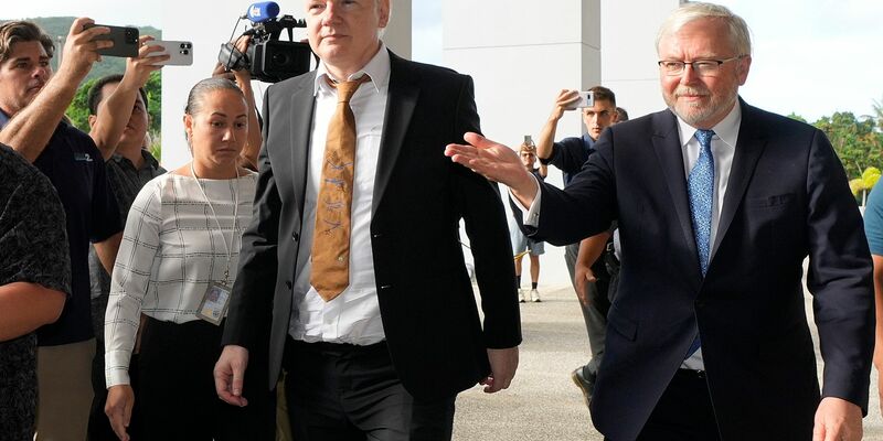 Durch den Justiz-Deal bleibt Assange (M) ein Prozess und potenziell weitere Haft in den USA erspart. - Foto: Eugene Hoshiko/AP/dpa