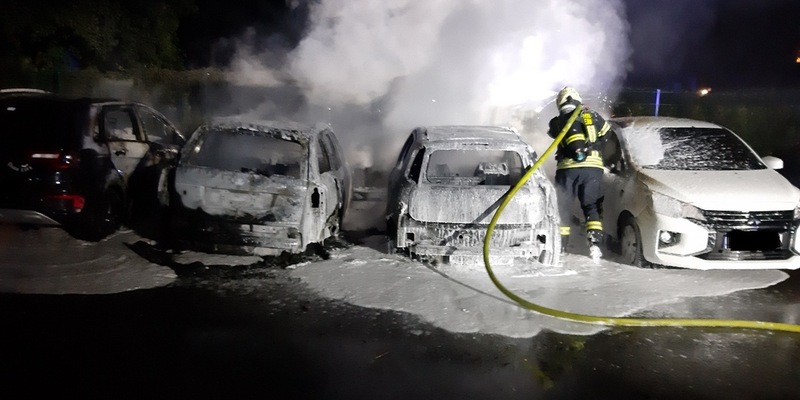 FW Dinslaken: Brennen mehrere PKW in Hiesfeld - Foto: presseportal.de