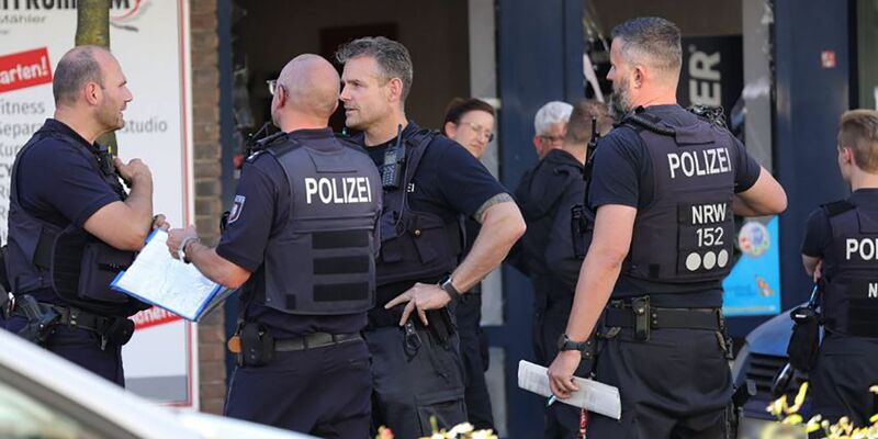 Zeugen hatten laut Polizei einen lauten Knall mit Rauchentwicklung vor einem Wohn- und Geschäftshaus gemeldet. - Foto: Gianni Gattus/dpa