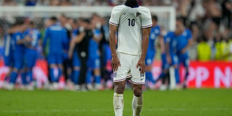 Die Engländer um Jude Bellingham kamen gegen Slowenien nicht über ein 0:0 hinaus. - Foto: Martin Meissner/AP/dpa