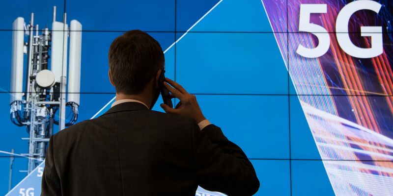 Die fünfte Generation des Mobilfunks (5G) bietet deutlich höhere Datenübertragungsraten als die bisherigen Standards UMTS (3G) und LTE (4G) (Symbolbild). - Foto: Boris Roessler/dpa