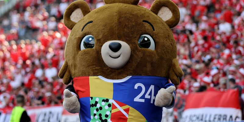 Die UEFA hat vor der EM nicht nur Maskottchen Albärt, sondern auch eine Strategie zur Nachhaltigkeit vorgestellt - die Deutsche Umwelthilfe sieht Nachholbedarf. - Foto: Andreas Gora/dpa