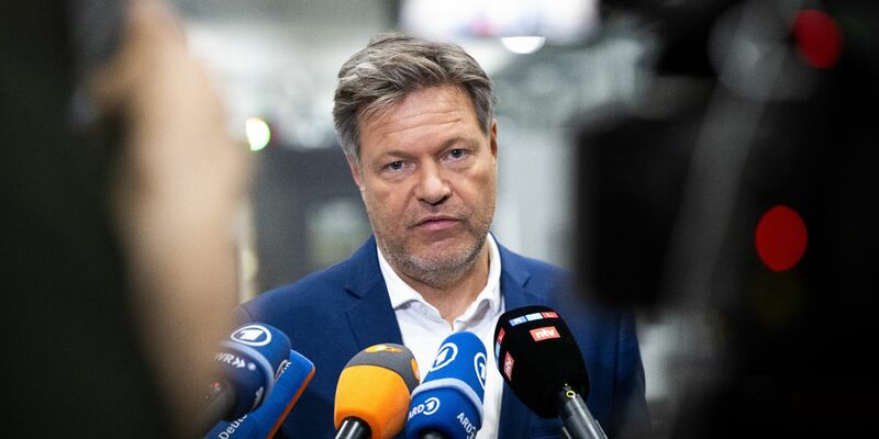 Robert Habeck: «Das Wirtschaftswachstum kommt langsam aus der Krise – gezogen derzeit vom Osten.» - Foto: Sebastian Gollnow/dpa