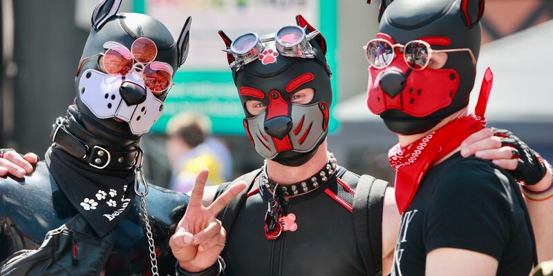 Pup Play wurde in den letzten Jahren zu einem sichtbareren Phänomen, wie hier bei dem Christopher Street Day in Wernigerode. - Foto: Matthias Bein/dpa