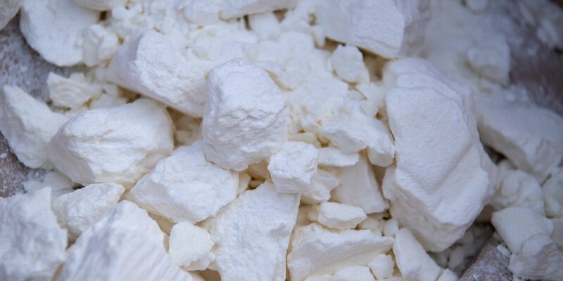 Kokain liegt vor dem Transport zu einer Müllverbrennungsanlage in einer Kiste. Im vergangenen Jahr wurden in Deutschland rund 43 Tonnen Kokain sichergestellt (Symbolbild). - Foto: Sven Hoppe/dpa