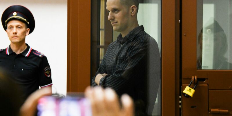 Der US-Reporter Evan Gershkovich steht in einem Glaskäfig in einem Gerichtssaal in Jekaterinbur: Ihm wird Spionage vorgeworfen. - Foto: AP/dpa