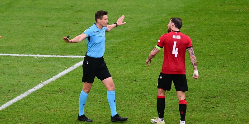 Bei der EM dürfen sich nur die Mannschafts-Kapitäne bei den Schiedsrichtern beschweren. - Foto: Sina Schuldt/dpa