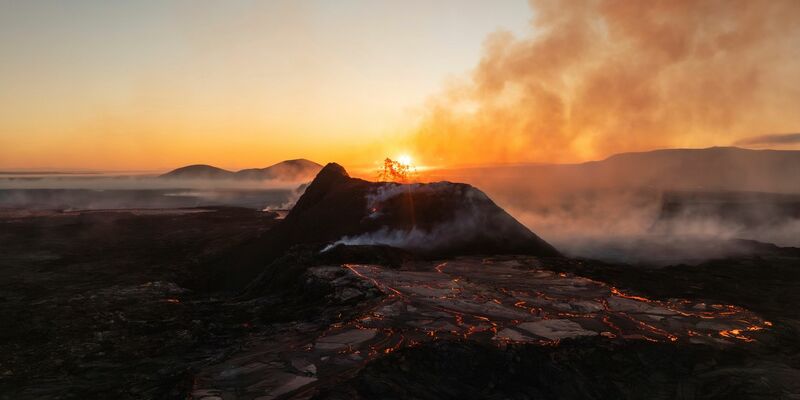 Die Sonne geht über dem aktiven Krater eines  Vulkans bei Grindavik auf Island auf. - Foto: Marco Di Marco/AP/dpa