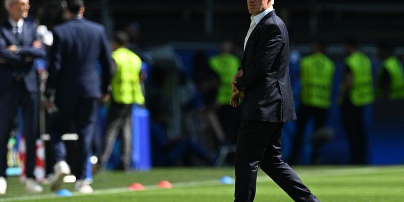 Frankreichs Trainer Didier Deschamps bleibt trotz der bisher schwachen Leistungen seiner Mannschaft gelassen. - Foto: Bernd Thissen/dpa