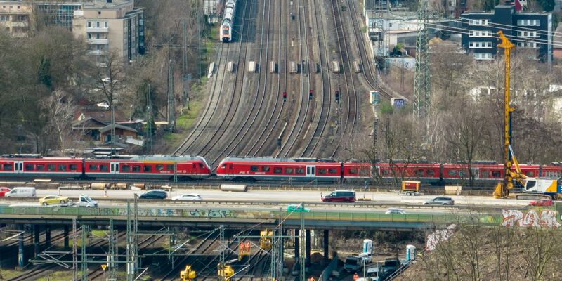 Wegen Bauarbeiten am Autobahnkreuz Kaiserberg sperrt die Bahn in den Sommerferien noch einmal knapp zwei Wochen lang den wichtigen Knotenpunkt Duisburg. - Foto: Christoph Reichwein/dpa