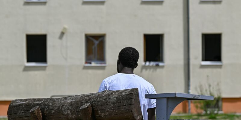 Das Vertrauen in die Fähigkeit des Staates, seine Aufgaben und Probleme zu bewältigen, ist seit dem ersten Pandemiejahr 2020 kontinuierlich zurückgegangen. Auch in der Asylpolitik halten viele den Staat für überfordert. - Foto: Patrick Pleul/dpa