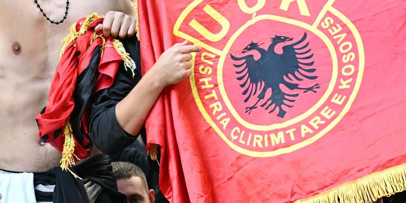 Im Fanblock der Albaner tauchten Flaggen der UCK, einer ultranationalistischen Miliz, auf. - Foto: dpa