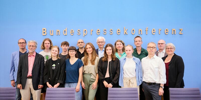 Klimaschutz-Aktivistinnen, darunter Luisa Neugebauer (M), haben neue Verfassungsbeschwerden vorgestellt. - Foto: Annette Riedl/dpa
