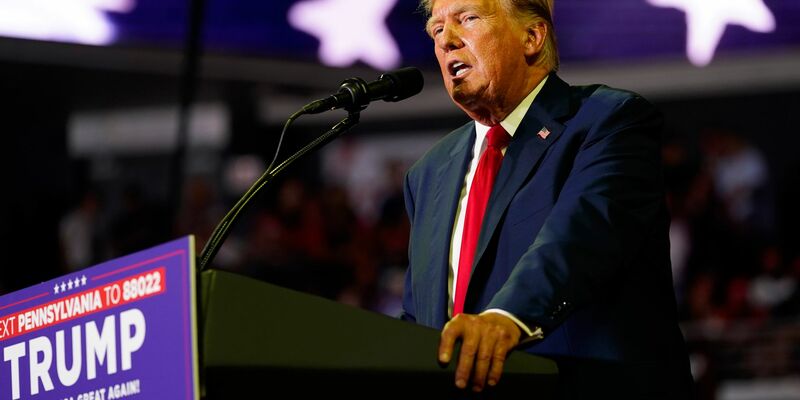 Der ehemalige US-Präsident Donald Trump spricht bei einer Wahlkampfveranstaltung an der Temple University. - Foto: Chris Szagola/AP/dpa