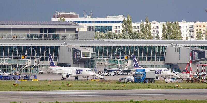 Flugzeuge der polnischen Fluggesellschaft LOT sind am Chopin-Flughafen Warschau geparkt. Polens Regierung plant, bis 2032 einen neuen Großflughafen in der Nähe der Hauptstadt zu bauen. - Foto: Jaap Arriens/XinHua/dpa