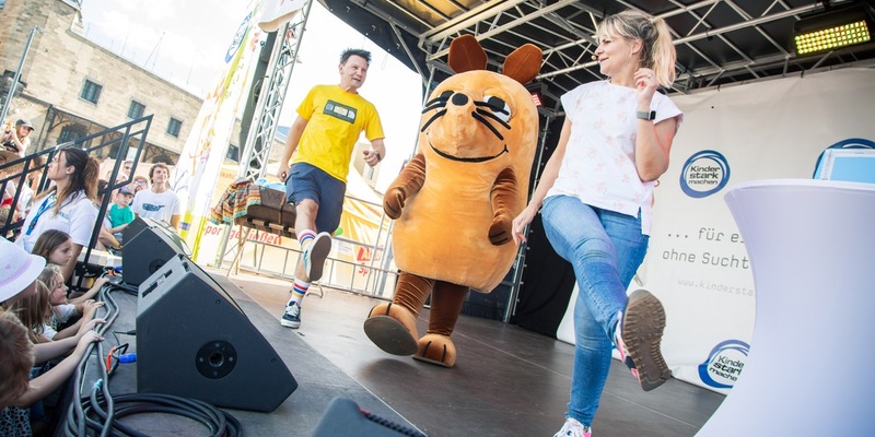 Die Maus und die Lokalzeit beim „Langen Tisch“ in Wuppertal / Der WDR ist am Samstag (29.06.) beim Stadtfest „Langer Tisch“ in Wuppertal dabei. - Foto: presseportal.de