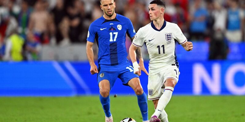 Phil Foden (r) hat das Traningscamp der Three Lions vorübergehend verlassen. - Foto: Marius Becker/dpa