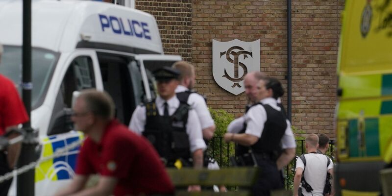 Polizisten am Einsatzort, nachdem ein Auto gegen das Gebäude einer Grundschule gefahren ist. - Foto: Victoria Jones/PA/dpa