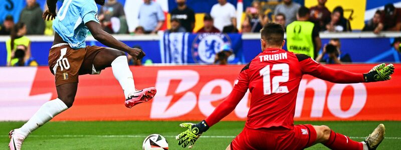 Belgiens Romelu Lukaku (l) vergab die beste Chance der ersten Halbzeit. - Foto: Tom Weller/dpa