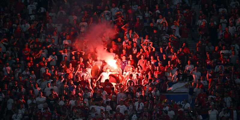 Vor und während des EM-Spiels in München zündeten serbische Fans unerlaubt Pyrotechnik - es kam zu Auseinandersetzungen mit der Polizei. - Foto: Sven Hoppe/dpa