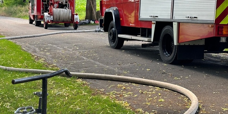 FW-ROW: Brennt Hecke - Foto: presseportal.de